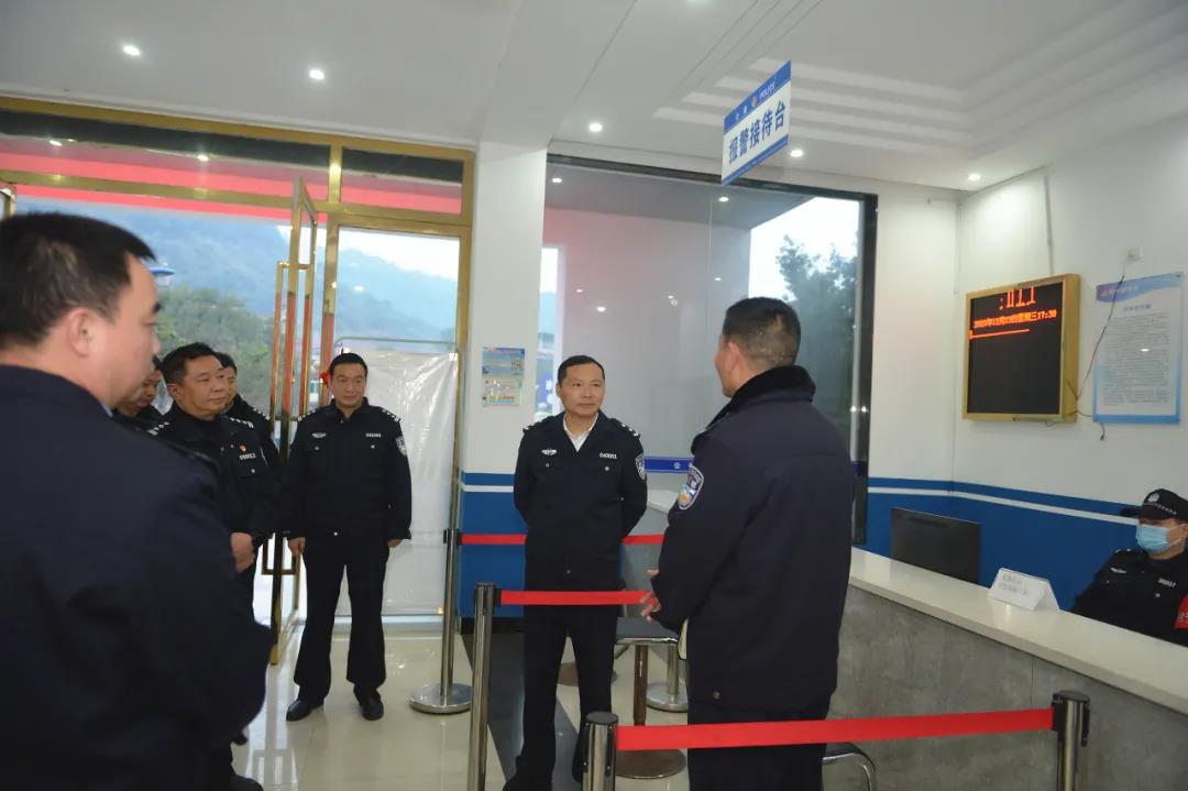 市局党委委员,副局长,交警支队长何军,相关警种部门负责同志参加调研.